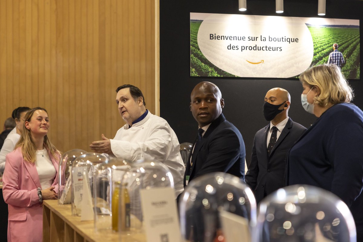 AmazonNewsFR's tweet photo. Le chef pâtissier @Conticini_Team était présent ce samedi au stand Cuisine et Vins, sponsorisé par la Boutique des Producteurs, pour présenter ses meilleures recettes 👨‍🍳😋

#AmazonFoireDeParis https://t.co/004DgWcSu9