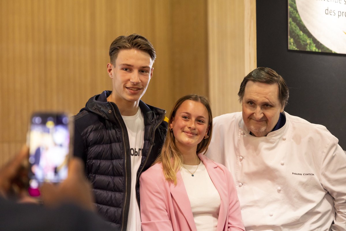 AmazonNewsFR's tweet photo. Le chef pâtissier @Conticini_Team était présent ce samedi au stand Cuisine et Vins, sponsorisé par la Boutique des Producteurs, pour présenter ses meilleures recettes 👨‍🍳😋

#AmazonFoireDeParis https://t.co/004DgWcSu9