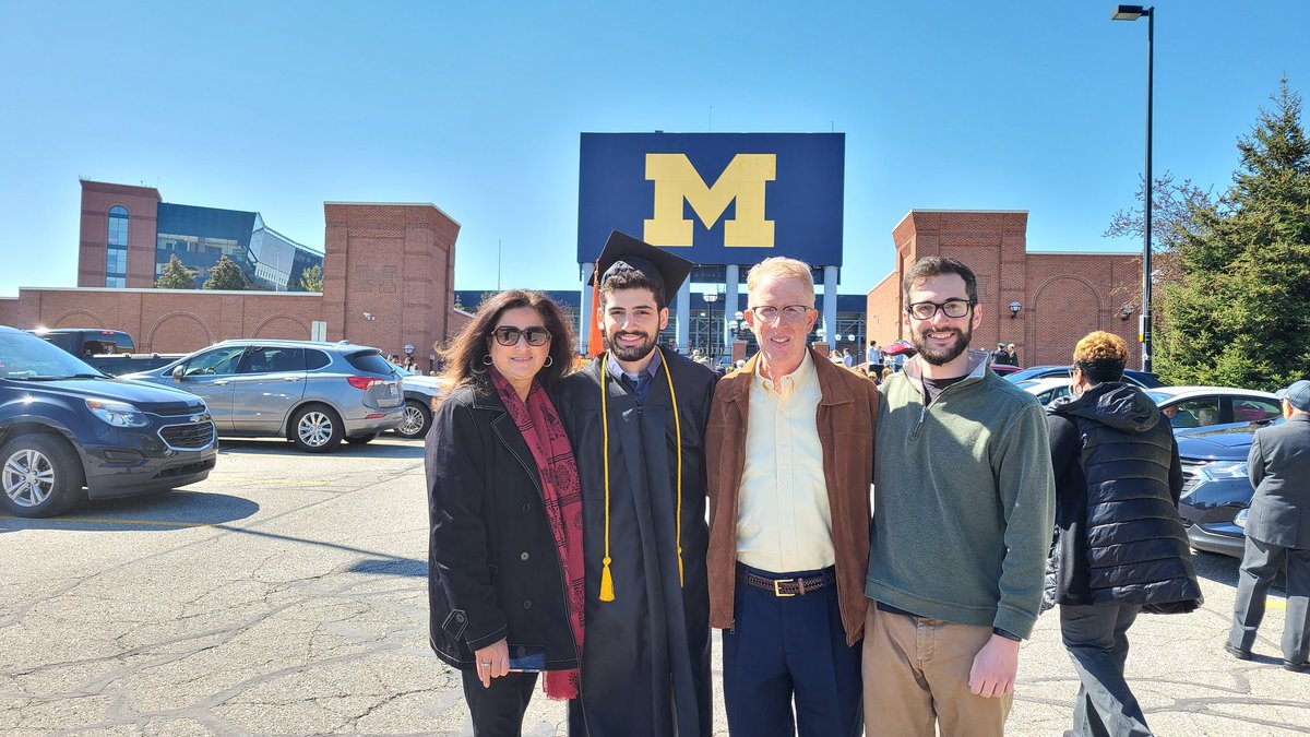 NathanRaine's tweet photo. #MgoGrad https://t.co/dcj5u8FvHX