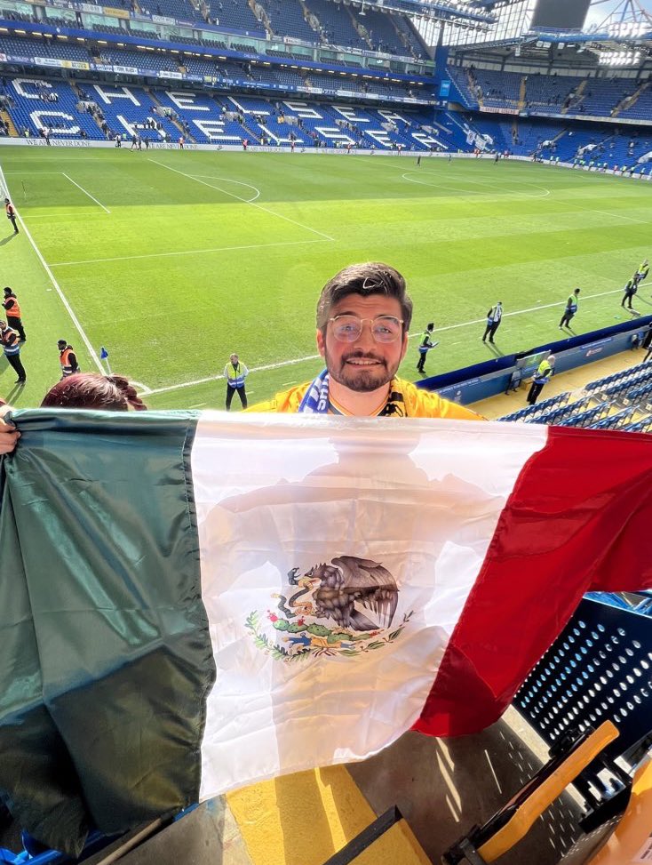 carlosrdgz95's tweet photo. Gracias por regalarnos el mejor día de nuestra vida @WolvesEspanol @Wolves @Raul_Jimenez9 🐺 Un placer apoyarte desde acá ¡VIVA MÉXICO🇲🇽! https://t.co/UJKlJ8jTns