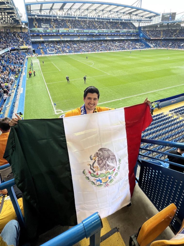 carlosrdgz95's tweet photo. Gracias por regalarnos el mejor día de nuestra vida @WolvesEspanol @Wolves @Raul_Jimenez9 🐺 Un placer apoyarte desde acá ¡VIVA MÉXICO🇲🇽! https://t.co/UJKlJ8jTns