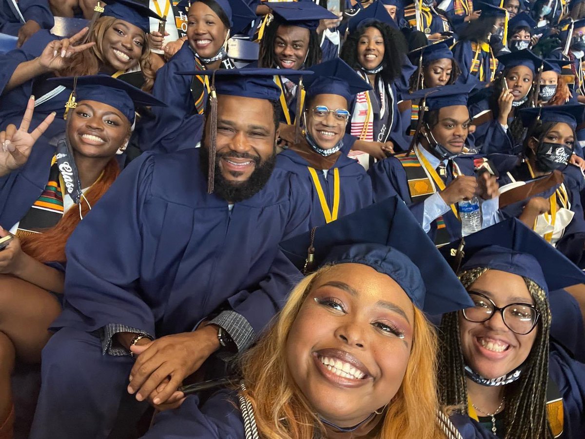 ResumesEssays's tweet photo. We also wish to congratulate #Actor, #Comedian, #GameShowHost, #ImageAwardWinner #LawAndOrder Reunited-Actor on his induction into the @HowardAlumni family! Congrats @AnthonyAnderson on your college degree, today, at #HowardUniversity, alongside @tarajiphenson 💕💕 @HowardUNews https://t.co/vvH1MU07Pp