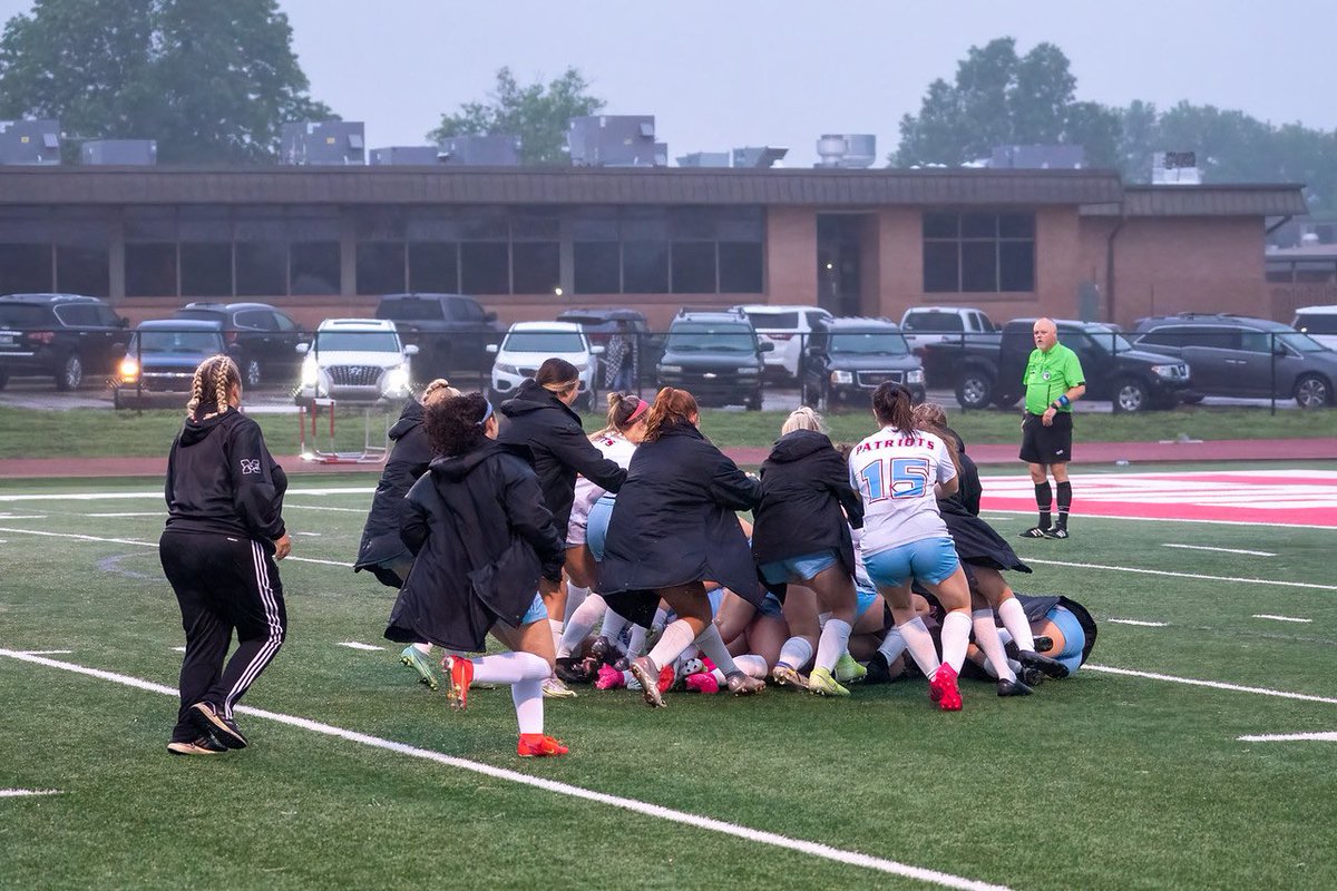 RhiannaSimoni's tweet photo. that sweet moment when you win in pks (especially when it’s against the team that beat you in pks at the state championship last year)😤🥳
ONTO SEMIS @mcapatriots !!!! https://t.co/kFqCHe0ls4