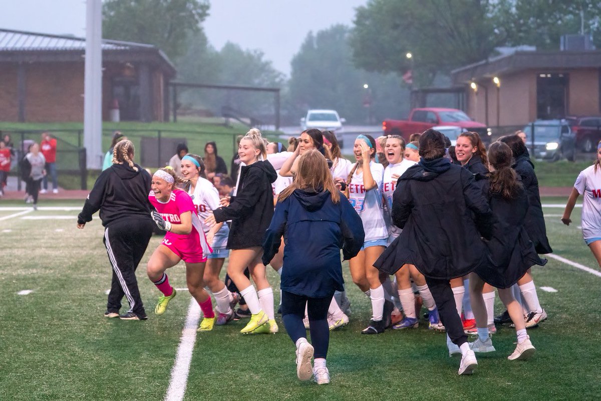 RhiannaSimoni's tweet photo. that sweet moment when you win in pks (especially when it’s against the team that beat you in pks at the state championship last year)😤🥳
ONTO SEMIS @mcapatriots !!!! https://t.co/kFqCHe0ls4