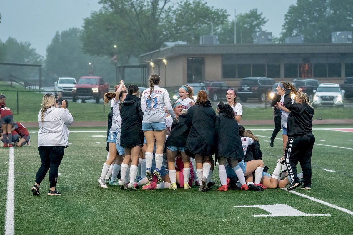 RhiannaSimoni's tweet photo. that sweet moment when you win in pks (especially when it’s against the team that beat you in pks at the state championship last year)😤🥳
ONTO SEMIS @mcapatriots !!!! https://t.co/kFqCHe0ls4