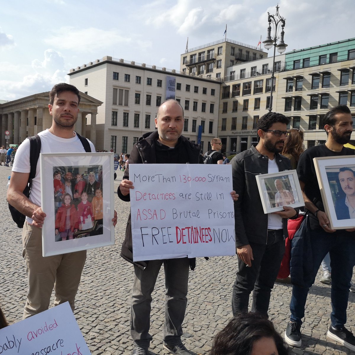 Osmannarfat's tweet photo. Bringing justice to the #Syria'n detainees is the only deterrence to #Assad's war crimes.
Today in Berlin 07.05.2022
#FreedomForDetainees https://t.co/4VuFzcD4z7