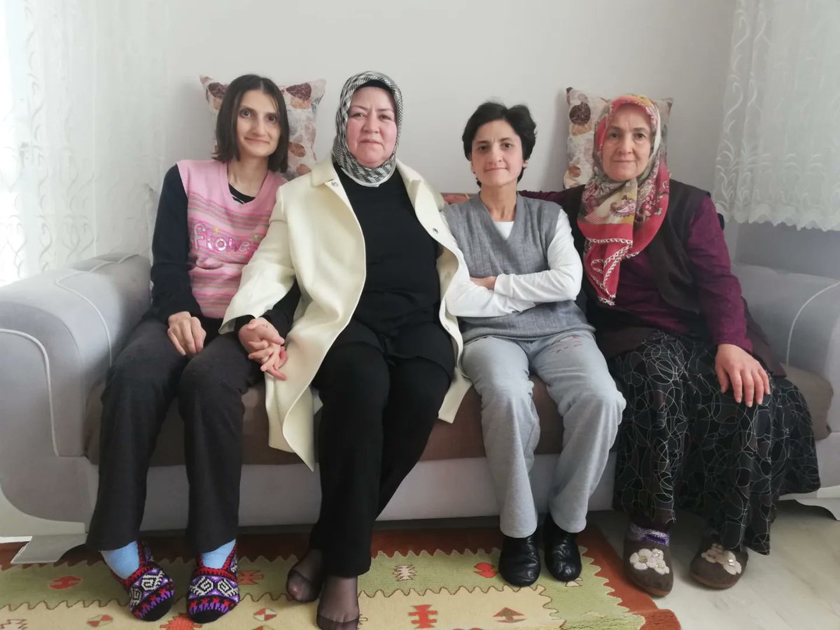 hatice_cakmak_'s tweet photo. AKSIN ailesinin güzel annesi Aynur hanım, kızları Süheyla ve Fatma' yı ziyaret ederek Anneler Gününü kutladık.

Sevgi, şefkat ve fedakarlık timsali, elleri öpülesi bir anne...

İyi ki varsınız 🥰

#AnnelerGünü #Ankara #AKKadınlar https://t.co/eTdL79eDoi