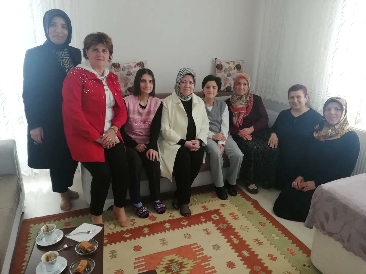 hatice_cakmak_'s tweet photo. AKSIN ailesinin güzel annesi Aynur hanım, kızları Süheyla ve Fatma' yı ziyaret ederek Anneler Gününü kutladık.

Sevgi, şefkat ve fedakarlık timsali, elleri öpülesi bir anne...

İyi ki varsınız 🥰

#AnnelerGünü #Ankara #AKKadınlar https://t.co/eTdL79eDoi