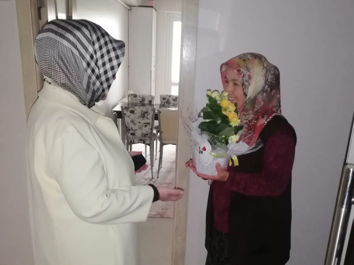 hatice_cakmak_'s tweet photo. AKSIN ailesinin güzel annesi Aynur hanım, kızları Süheyla ve Fatma' yı ziyaret ederek Anneler Gününü kutladık.

Sevgi, şefkat ve fedakarlık timsali, elleri öpülesi bir anne...

İyi ki varsınız 🥰

#AnnelerGünü #Ankara #AKKadınlar https://t.co/eTdL79eDoi
