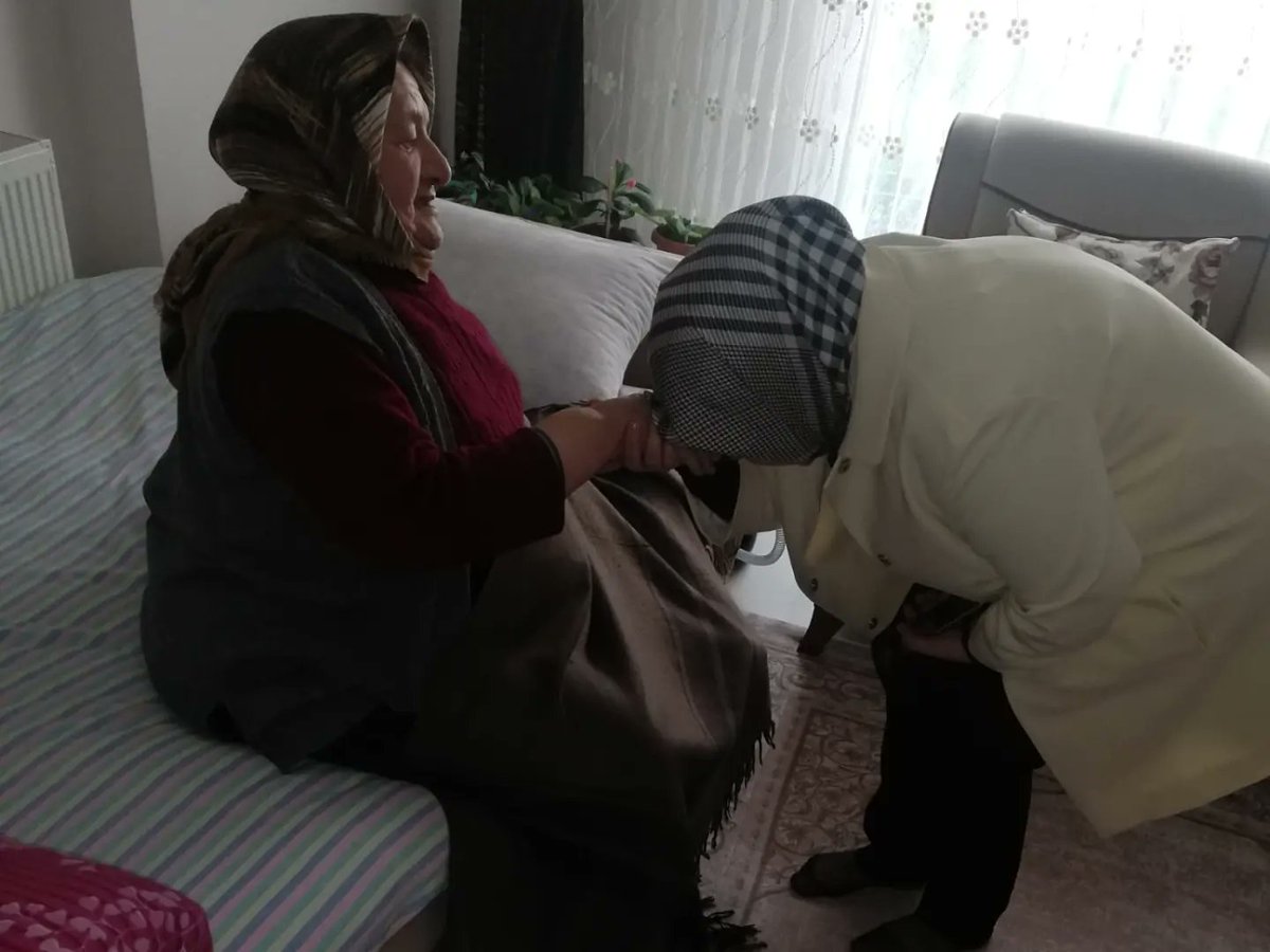 hatice_cakmak_'s tweet photo. AKSIN ailesinin güzel annesi Aynur hanım, kızları Süheyla ve Fatma' yı ziyaret ederek Anneler Gününü kutladık.

Sevgi, şefkat ve fedakarlık timsali, elleri öpülesi bir anne...

İyi ki varsınız 🥰

#AnnelerGünü #Ankara #AKKadınlar https://t.co/eTdL79eDoi