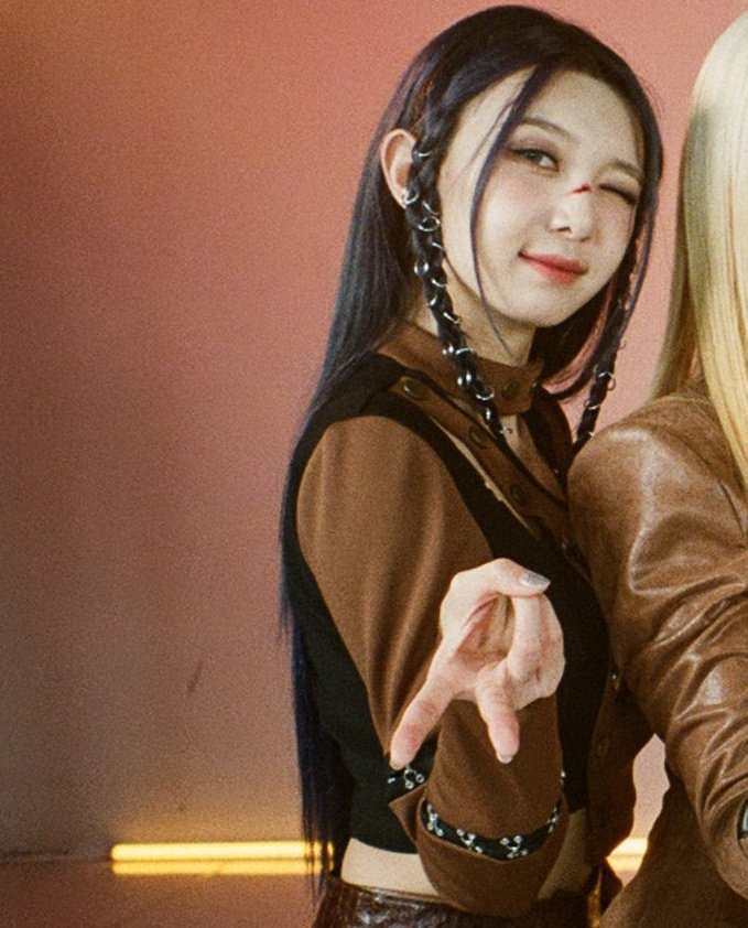 2yoochan97's tweet photo. Gyaru pose ✌

#StrayKids #Dreamcatcher #BangChan #Dami #Yoohyeon https://t.co/NHFeDubwnS
