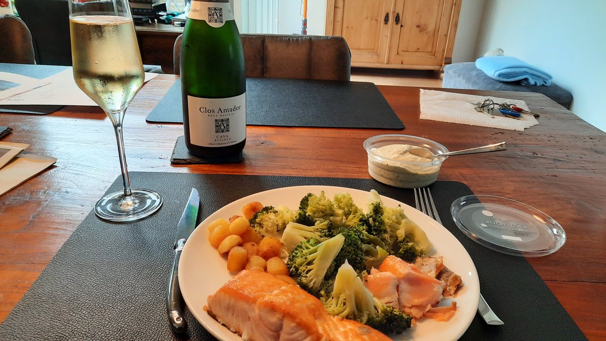Fuut's tweet photo. Even heerlijk begin van de zaterdagavond dankzij de lokale ondernemers @vismaarssen en @SlijterMaarssen https://t.co/zZL3cKIgRZ