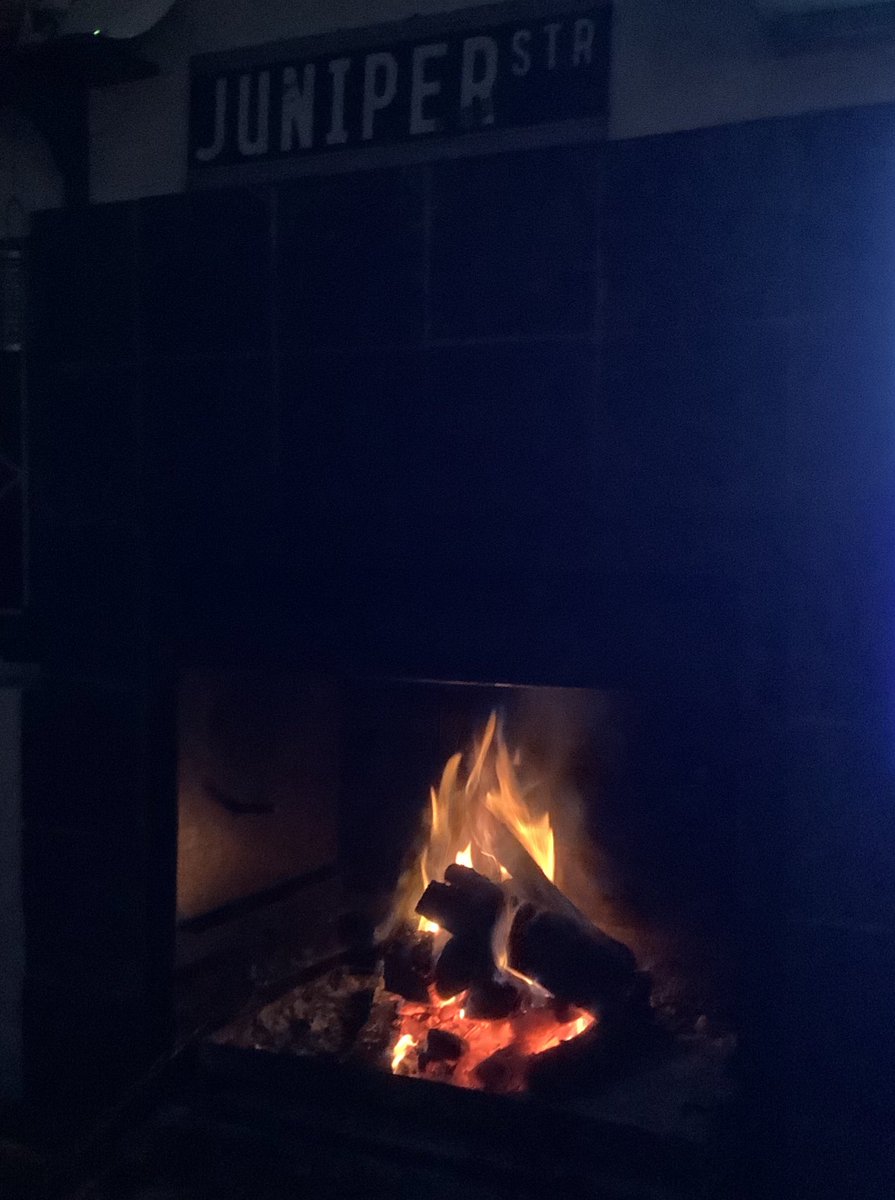 Oom_Welly's tweet photo. Time to settle down at the @JuniperStLounge with a cosy fire and some tunes ๐ถ๐ต๐ถ #longday #moeg https://t.co/QTRvvo3dj8