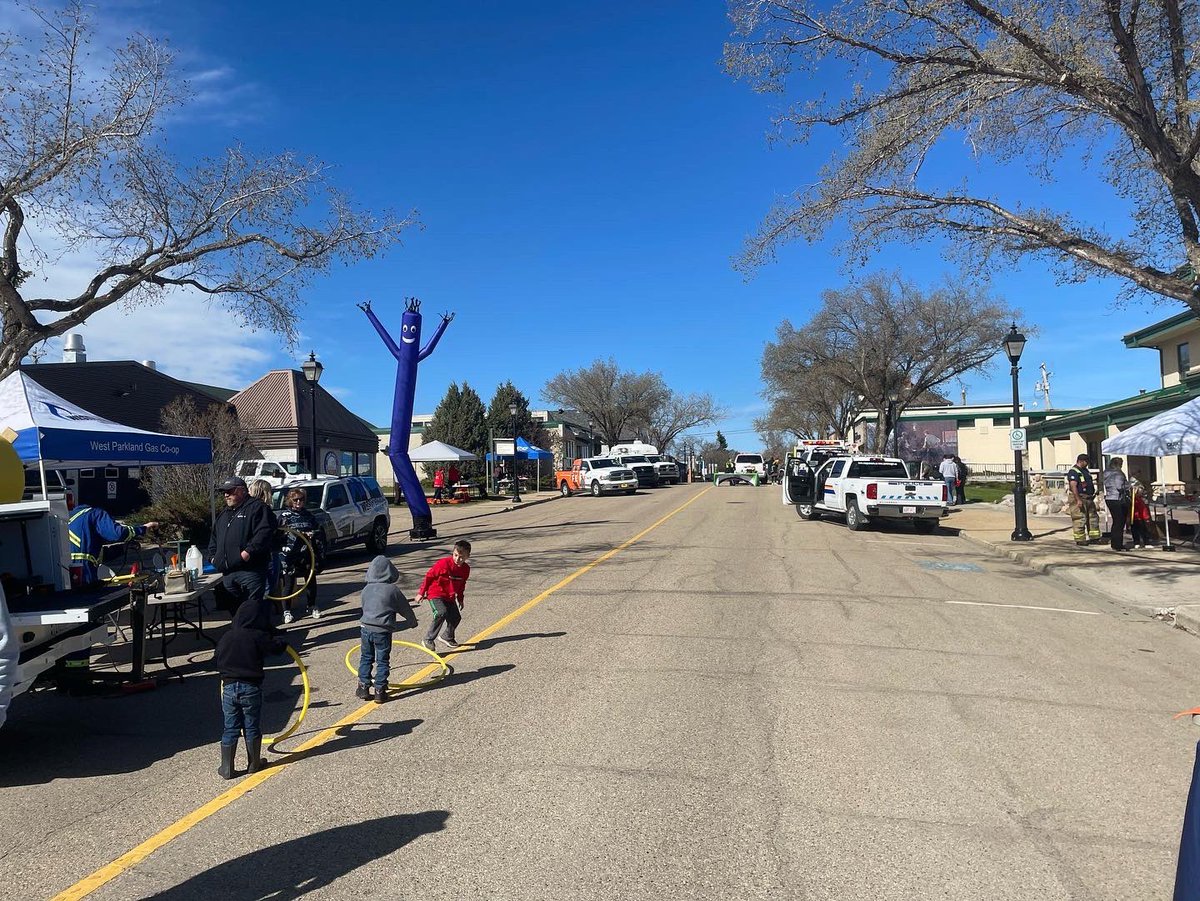 wchoy74's tweet photo. Letโs learn how to #BeReadyforAnything together! Join us outside Town Office today from 10AM-3PM for Emergency Preparedness Day. #emergency #72hourkits #stonyplain https://t.co/jG3M3VuYSu