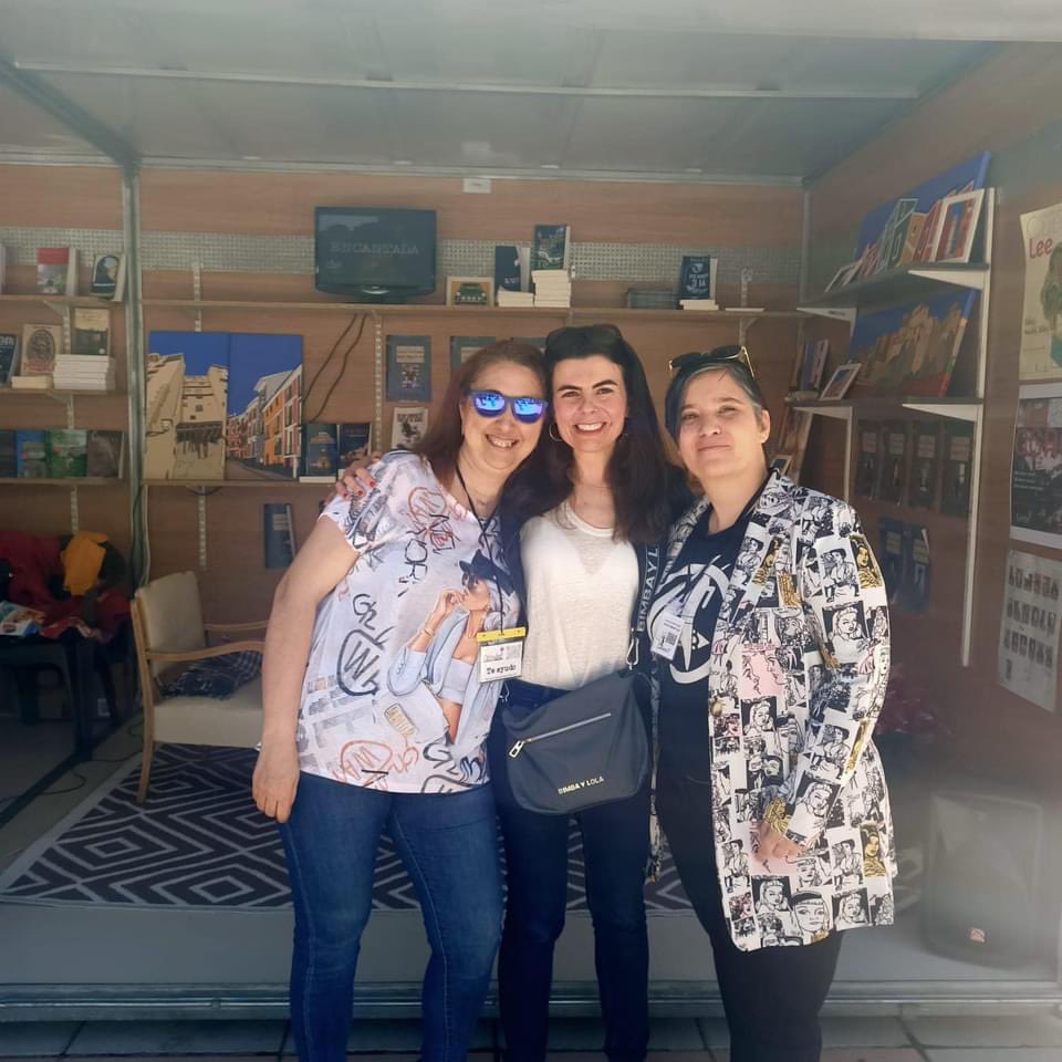 martasebastian's tweet photo. Ya en casa tras la feria del libro #CuencaLee y yo siempre vuelvo de esa ciudad con una sonrisa en el rostro. https://t.co/knJZ0pgCfi