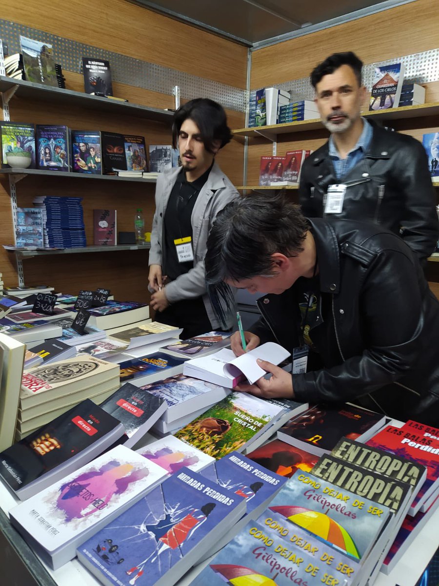 martasebastian's tweet photo. Ya en casa tras la feria del libro #CuencaLee y yo siempre vuelvo de esa ciudad con una sonrisa en el rostro. https://t.co/knJZ0pgCfi