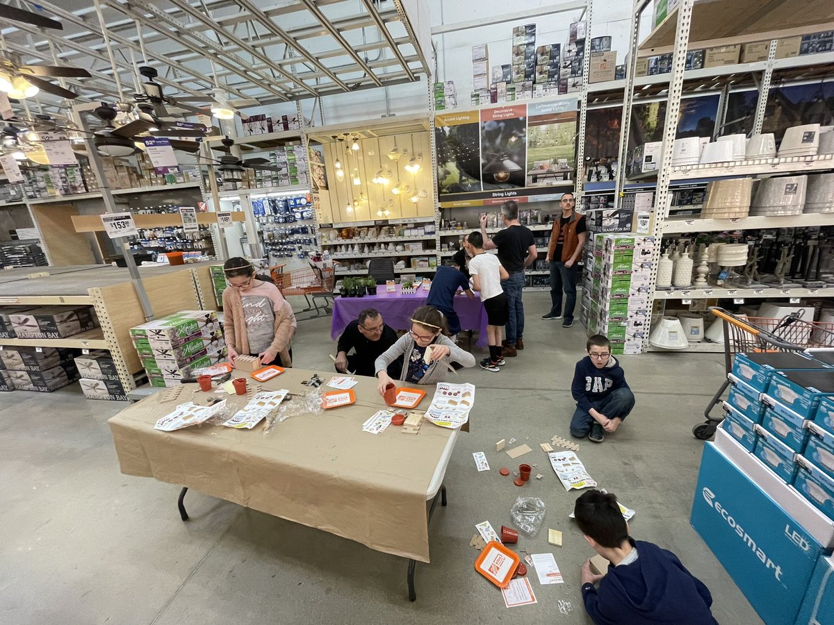 ArcosSussie's tweet photo. KIDS WORKSHOP SUCH A SUCCESS! BEDFORD ROCKS 
#greatsaturday #letskillit #1908
@raulrivera74 @Miguel_Chavez08 @josh_thd @KozielJeff @SASM1908 @arr_gabriella https://t.co/kFQ23Ay00b