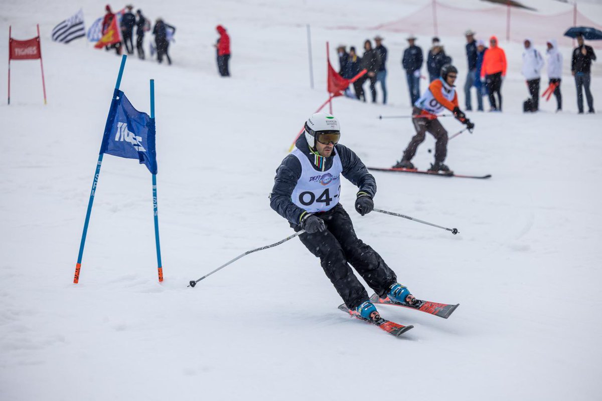 GroupeBPCE's tweet photo. Dernière épreuve de cette journée dédiée au sport lors du #DEFIMAGINE2024, le slalom parallèle sur les pistes de @TignesOfficiel #StadeNaturel https://t.co/kBd8fl2rkX