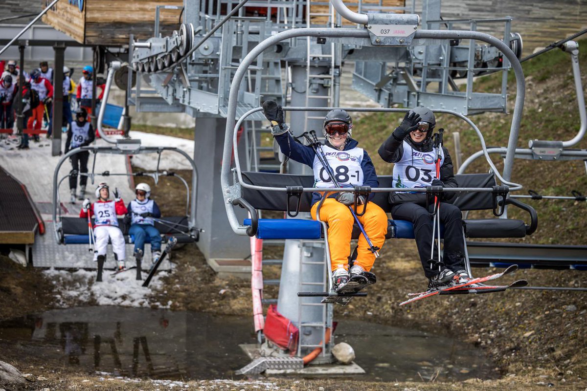 GroupeBPCE's tweet photo. Dernière épreuve de cette journée dédiée au sport lors du #DEFIMAGINE2024, le slalom parallèle sur les pistes de @TignesOfficiel #StadeNaturel https://t.co/kBd8fl2rkX