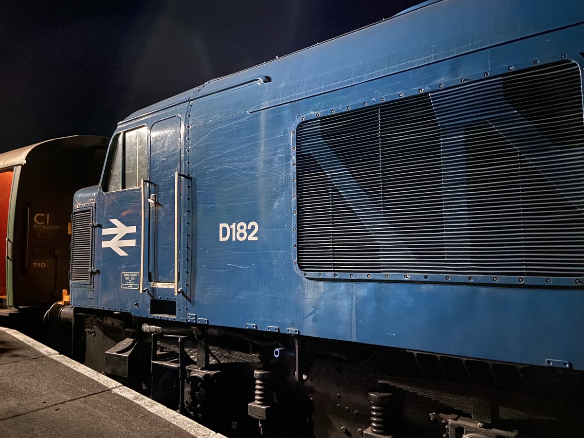 fav1F62's tweet image. D182 on @SwanRailway diesel gala beer-ex on Friday evening. @midrlybutterley #class46