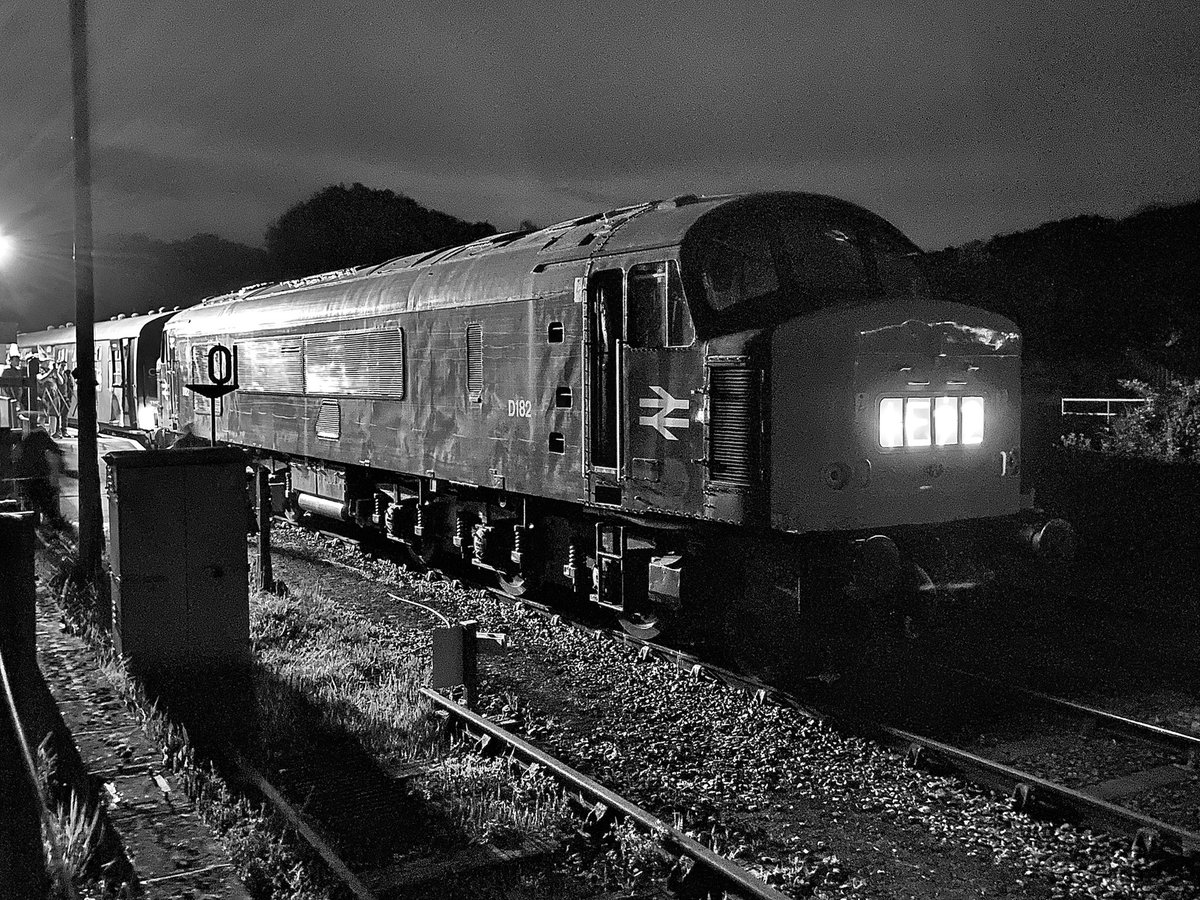 fav1F62's tweet image. D182 on @SwanRailway diesel gala beer-ex on Friday evening. @midrlybutterley #class46