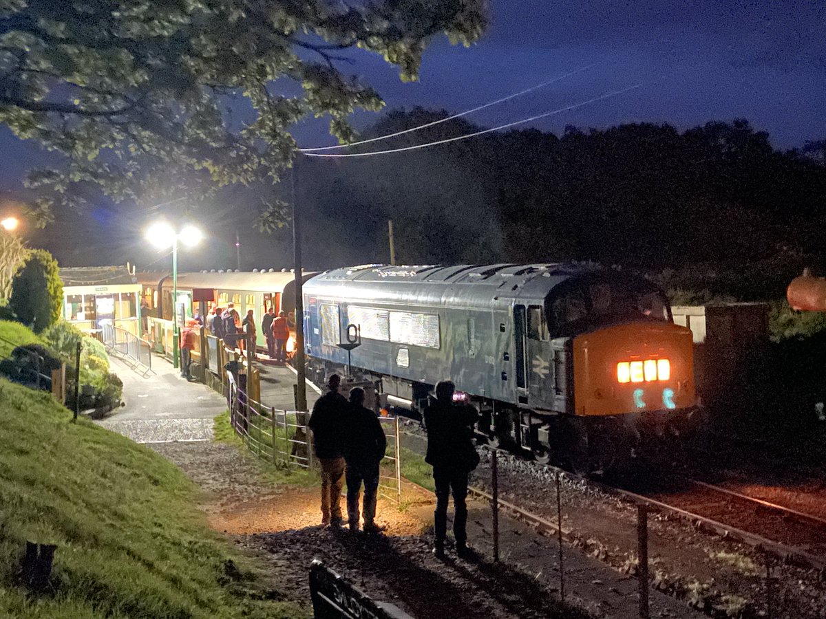 fav1F62's tweet image. D182 on @SwanRailway diesel gala beer-ex on Friday evening. @midrlybutterley #class46