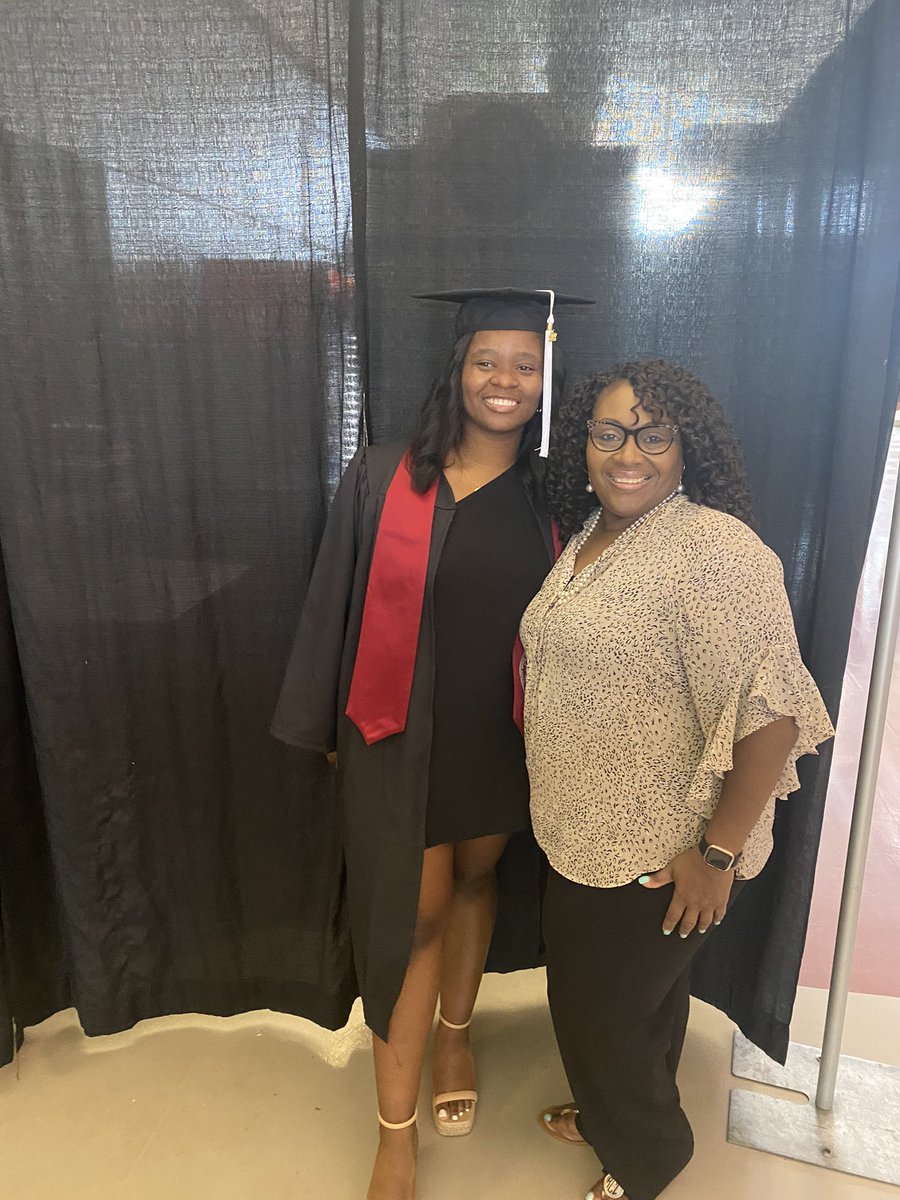 RobinColetrain's tweet photo. Today was a great day! Iโm sure our ancestors are beaming with pride in heaven. We're proud and excited for you Kennedy! Every end is a new beginning. #UofSC2022 https://t.co/jg5AwinYn7