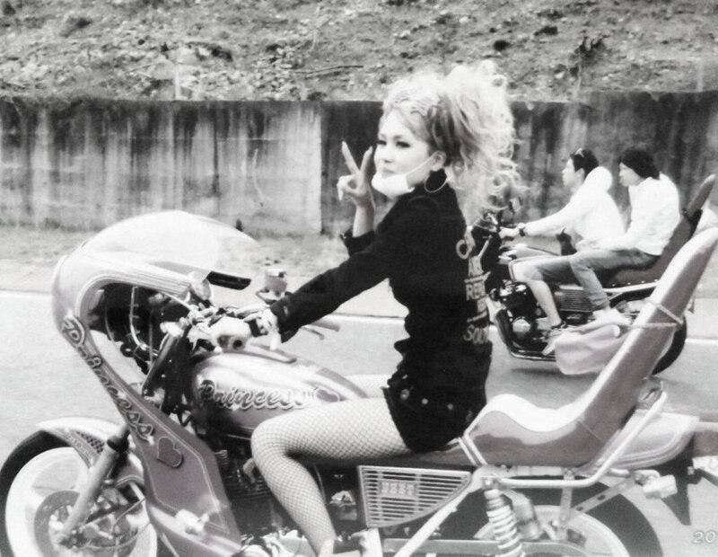 KDevadeth's tweet photo. 1980s, Japan. A member of a sukeban, a female criminal gang. Sukeban girls were involved in robbery, beatings, shoplifting. Some gangs had up to 20,000 members.

#Japan #History #80sladies https://t.co/ap1LrHkmBW