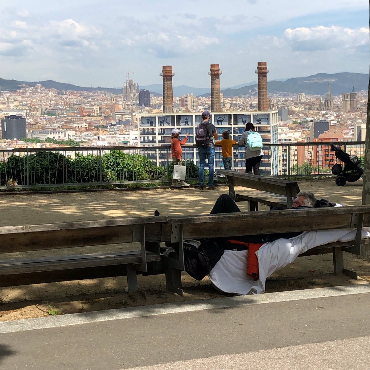 labcninvisible's tweet photo. Una “habitación” con vistas. Tanto que comentar de esta foto... tanto y tan triste. Postal de la Barcelona postCovid (7/5/2022) 
#barcelonainvisible #homeless #sinhogar #sensellar #pobresa #pobreza https://t.co/NqLxDHofTk