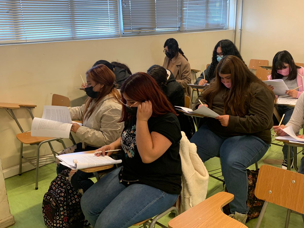 SantotomasSJ's tweet photo. ¡A concentrarse!  💪🤓 Seguimos con nuestro #EnsayoPAESST2022, y ya estamos con la Prueba de Competencia Lectora. ¡Éxito a quienes dan la prueba! @SantoTomas_ST https://t.co/CQZWcgHIDa