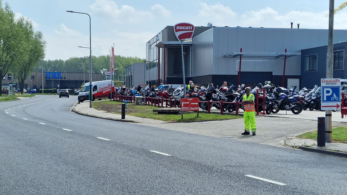 Twee jaar lang kon het niet, maar vandaag was het weer zover, openen dag bij Goedhart Motoren in Bodegraven, zoals gewoonlijk rond de 4000 bezoekers over de gehele dag.