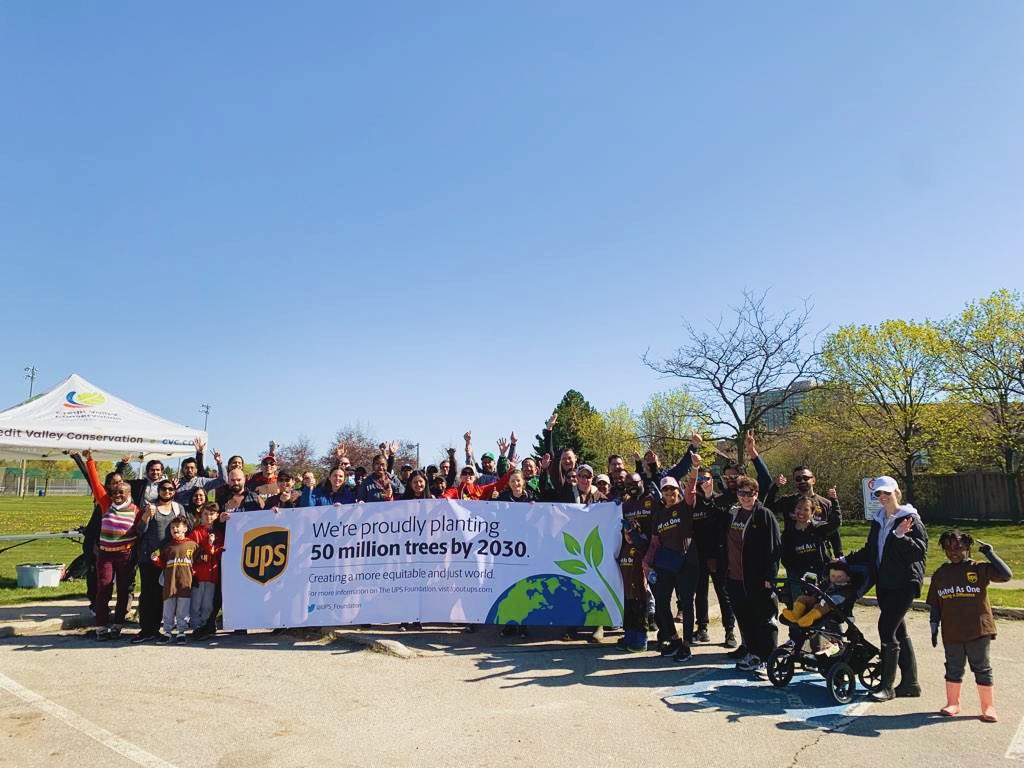 SoniaLiberal's tweet photo. As a global company @UPS_Canada and their Brampton team members understand the importance of protecting our planet and planting more trees. 
For the second week in a row I am delighted to join residents planting trees in #BramptonSouth. 
Thank you to all @CVC_CA volunteers! https://t.co/dv7rfb8n52