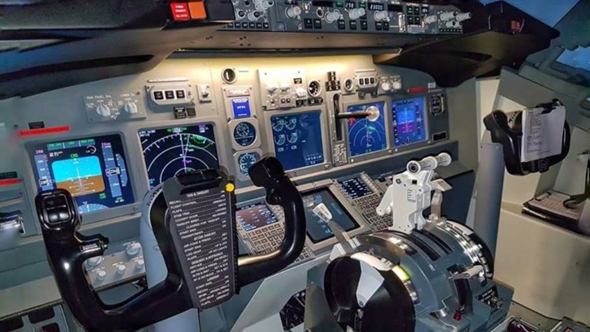 AerostarFltCrew's tweet photo. Not our sim, but we can't get enough of flying anyway. 

Great Approach &amp; Landing at Amsterdam Schiphol | B737 Sim withCockpit View &amp; Comms

https://t.co/pMSBKiemgm

#Simsaturday #B737 #airlinepilot #pilotlife #pilottraining https://t.co/1bn5gB0RIh