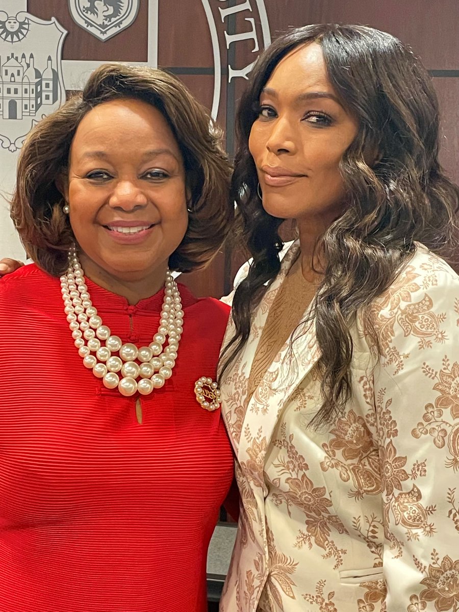 CVBACDST's tweet photo. Our chapter President, Soror Terri Copeland, joined other chapter Presidents to greet Honorary Member, Soror @ImAngelaBassett.

This legendary actress served as commencement speaker at @ODU. Congrats grads!
#CVBAC #JoyInOurSisterhood #DST1913 #ReignOn  #ODUGrad [@SensationalSAR] https://t.co/jxpPH5Nf2z