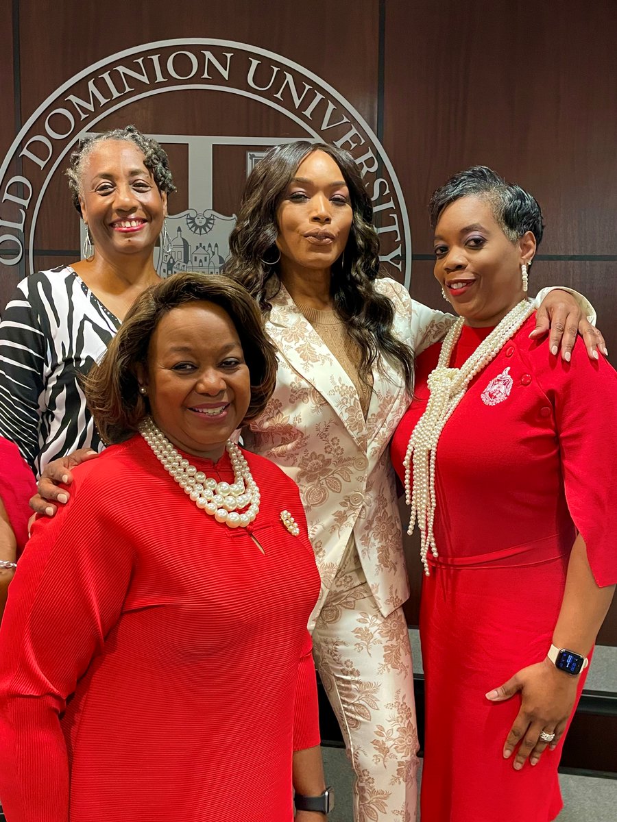 CVBACDST's tweet photo. Our chapter President, Soror Terri Copeland, joined other chapter Presidents to greet Honorary Member, Soror @ImAngelaBassett.

This legendary actress served as commencement speaker at @ODU. Congrats grads!
#CVBAC #JoyInOurSisterhood #DST1913 #ReignOn  #ODUGrad [@SensationalSAR] https://t.co/jxpPH5Nf2z