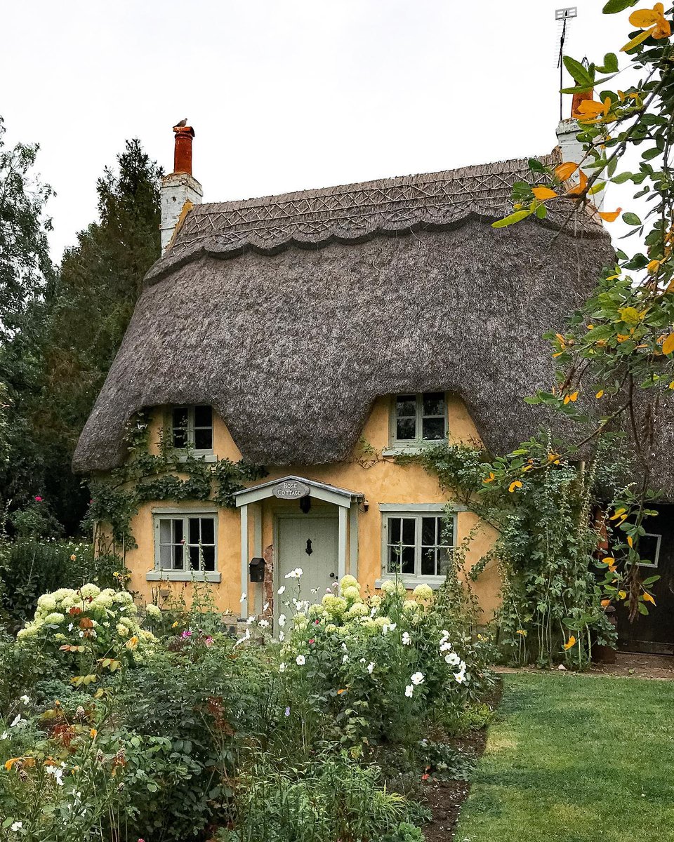 cotswolds_uk's tweet photo. ✨Visit The Cotswolds✨
The #Cotswolds is famous for its honey-hued stone #architecture. The oolitic Jurassic #limestone has been quarried in the area for hundreds of years.
📸 @realrobbentley (Insta)
📍Locations:
1️⃣ #Bibury
2️⃣ #Honington
3️⃣ #Stanton
4️⃣ #UpperSlaughter https://t.co/lnebJybUAp