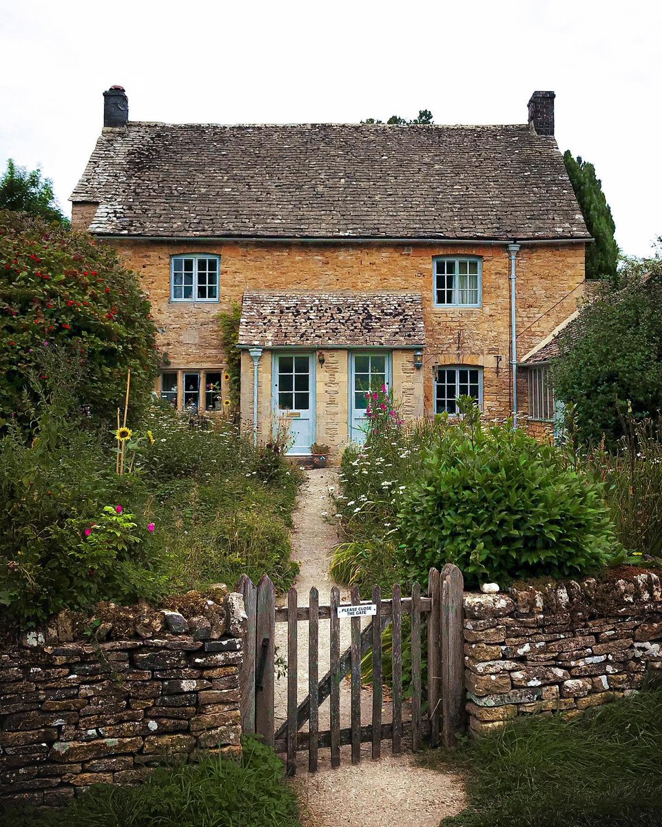 cotswolds_uk's tweet photo. ✨Visit The Cotswolds✨
The #Cotswolds is famous for its honey-hued stone #architecture. The oolitic Jurassic #limestone has been quarried in the area for hundreds of years.
📸 @realrobbentley (Insta)
📍Locations:
1️⃣ #Bibury
2️⃣ #Honington
3️⃣ #Stanton
4️⃣ #UpperSlaughter https://t.co/lnebJybUAp