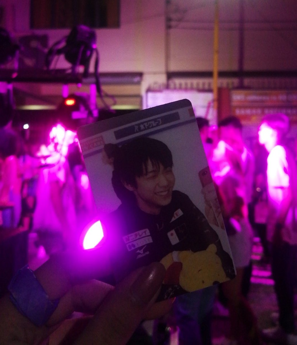 yuzusenshu's tweet photo. look who i brought to watch the miting de avance with me <33 https://t.co/9YAW5aZjor