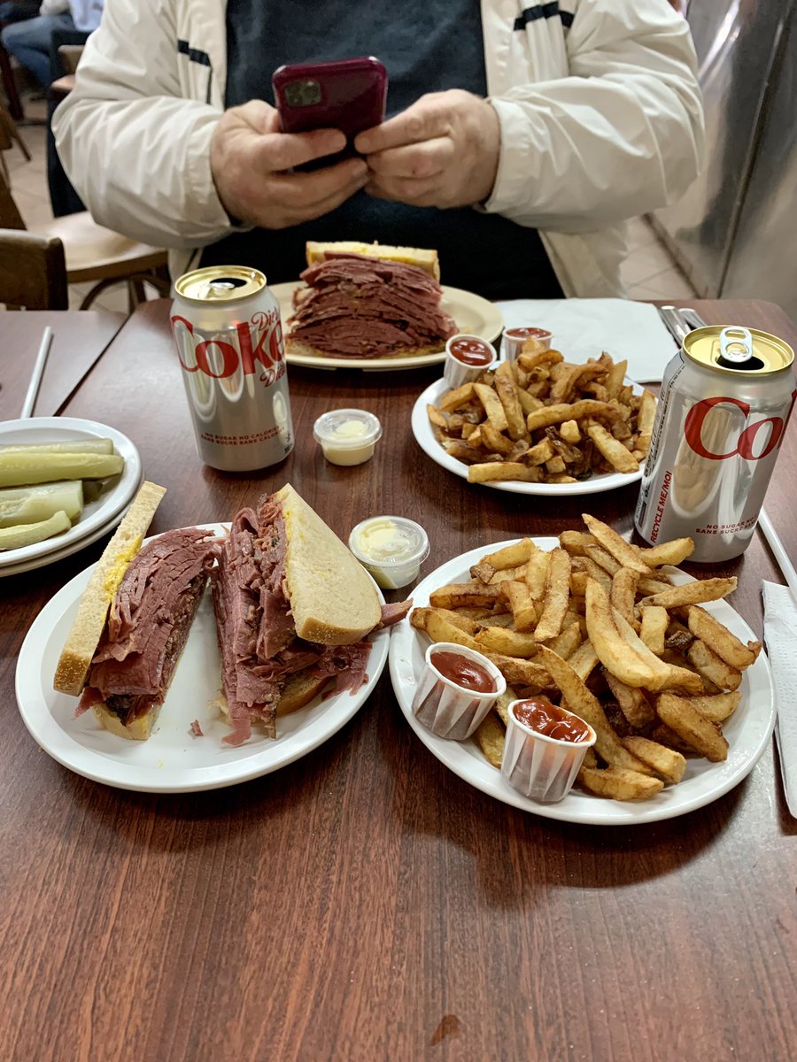 clarencefrazer's tweet photo. Oh my god, Lester’s Deli in Outremont, Quebec 🤤 #smokedmeat #montreal #lestersdeli #deli #quebec #perfection https://t.co/d0lJSkVHkD