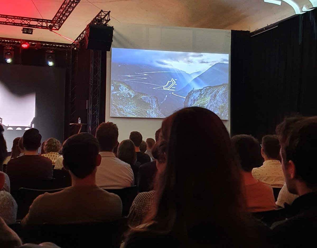 gioia_digital's tweet photo. Was grosse Schuhe mit guten und schlechten Zeiten zu tun haben? 
@TEDxThun @TEDx mit @DanielGobeli https://t.co/Q7ejpO1g1u