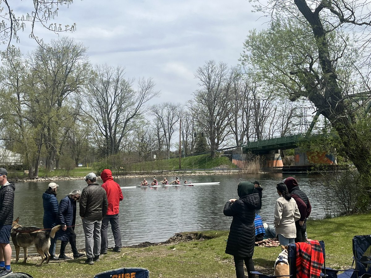 Bville_Bees's tweet photo. Great day on the lake today for some rowing 🚣‍♂️ Best of luck to all the teams Go @BvilleRowing ! https://t.co/fD8ApF03OA