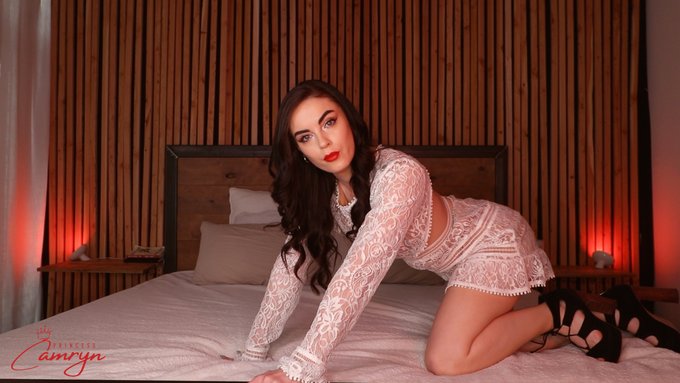 Just a little reminder that I look really good in For Love And Lemons 😏 https://t.co/mqS5nEZ9uS