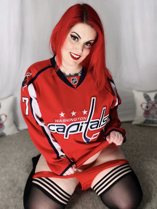 Almost panty drop.. I mean puck drop, game 3. #allcaps 

Rock the red ❤️ https://t.co/rfWy5A3PTy