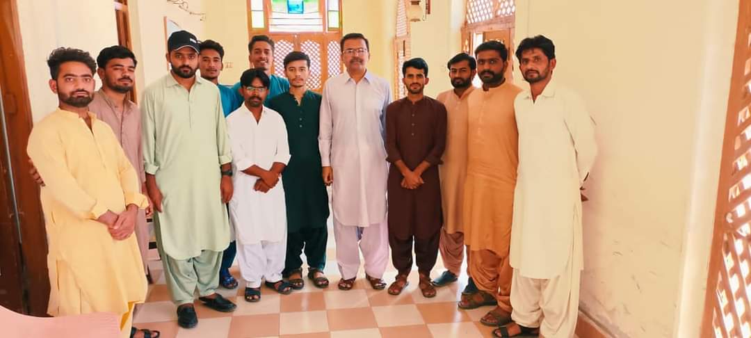 sscsindh's tweet photo. سنڌ اسٽوڊنٽس ڪائونسل جي نئين چونڊجي آيل قيادت مرڪزي چونڊ کانپوء سياسي دورن ۽ مختلف سياسي تنظيمن سان رابطن جي سلسلي ۾ 07-05-2022 تي ايس يو پي جي مرڪزي صدر سيد زين شاهہ ۽ منير شاهہ ذاڪري سان ملاقات ڪئي.سيد زين شاهہ ۽ سيد منير شاهہ پاران نئين چونڊجي آيل باڊي کي مبارڪباد پيش ڪئي. https://t.co/zjubjPW3rO