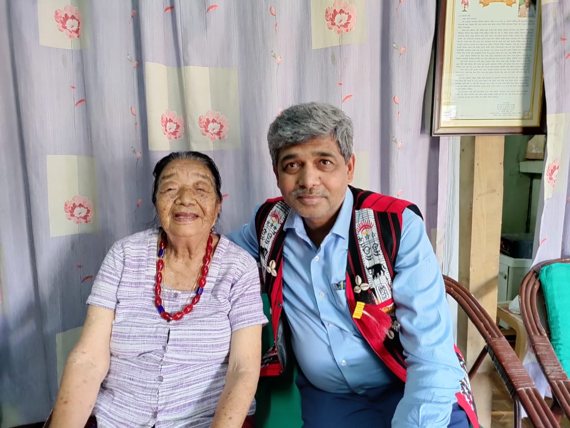 mmmtripathi's tweet photo. In Chuchuyimlang met Padamshree Mrs Thakkar, wife of Late Natwar Thakkar ji who founded Nagaland Gandhi Ashram. Pays tribute to Thakkar ji and planted a sapling. Thanks to Dr. Aotoshi and his family for hosting me. @aotoshi3 https://t.co/jRRJjaP2JG