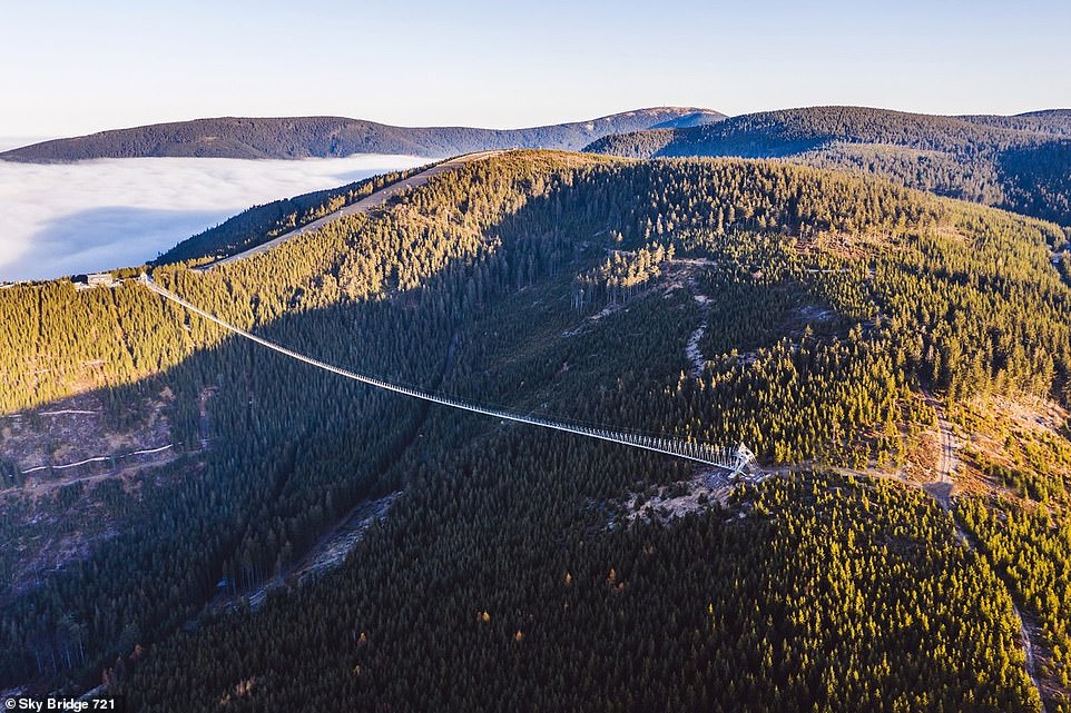 prager_zeitung's tweet photo. 🌉 Weltrekord: Am 13. Mai wird in #Tschechien die längste Hängebrücke für Fußgänger eröffnet. Das Bauwerk im Grenzbereich zwischen Böhmen und Mähren - im Glatzer Schneegebirge - ist 721 Meter lang und befindet sich 95 Meter über dem Abgrund. #dolnimorava https://t.co/izohZMdj4Q https://t.co/maJe2evMFz