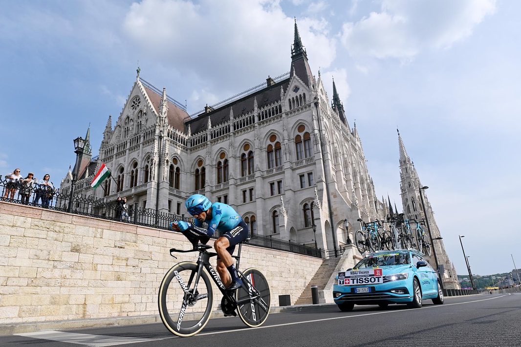 The new @WilierTriestina TurbineSLR 🚴‍♂️💨Veloce come il Vento @AstanaQazTeam @limarhelmet @corimawheels 📸 @GettySport @giroditalia