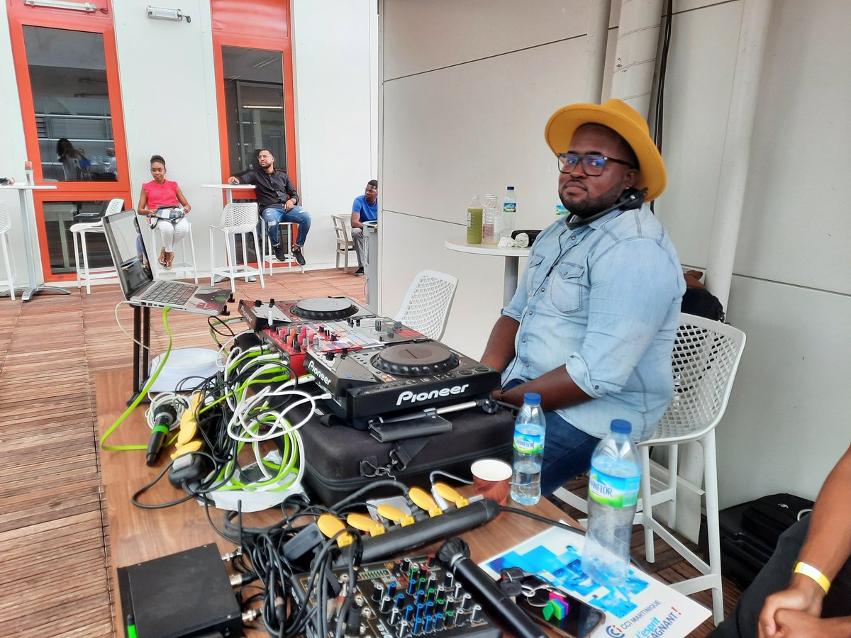 Belle ambiance à #SkillforCampus aujourd'hui avec le Martinique Comedy Club qui improvise des sketchs sur le deck et Dj Maza qui accompagne en musique les visiteurs.