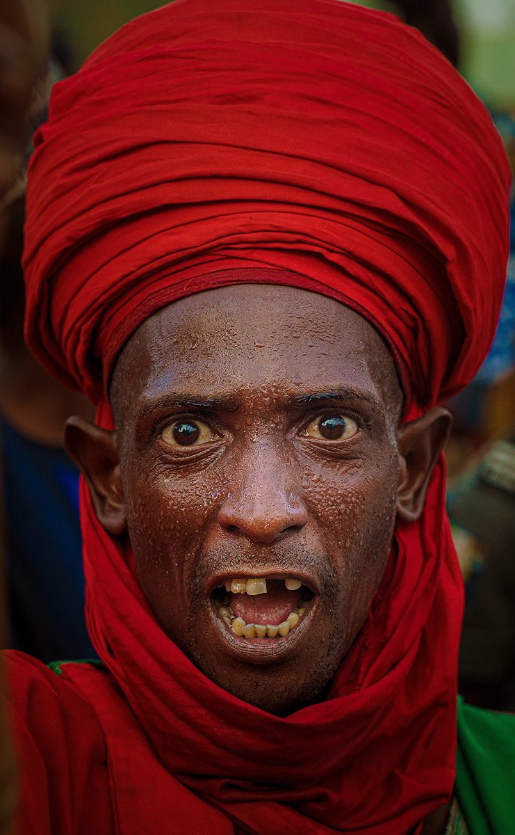 olaoluwaadamu's tweet image. Hi, twitter fam, I was opportune to be at the right place in time to catch this moment in time of this guard chanting praises to the Emir of Kano at the just concluded durbar #olaoluwaadamu #durbar #kano #north #passion