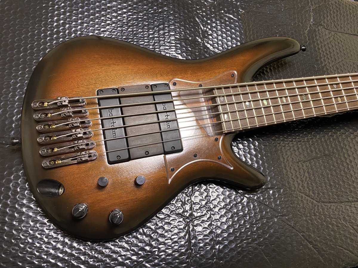 1610SS1610's tweet photo. ibanez SR3006のリフィニッシュと改造しました。
元は素人塗装みたいなサンバーストでしたが剥がして素人塗装のサンバーストかましました。
5弦ベース半音上げにLow-G張った仕様です。

before→after https://t.co/RJ3mCQVAWU